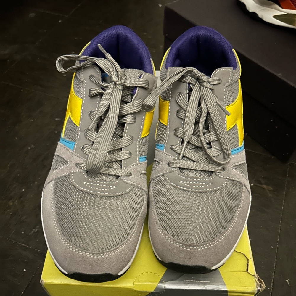 DIADORA